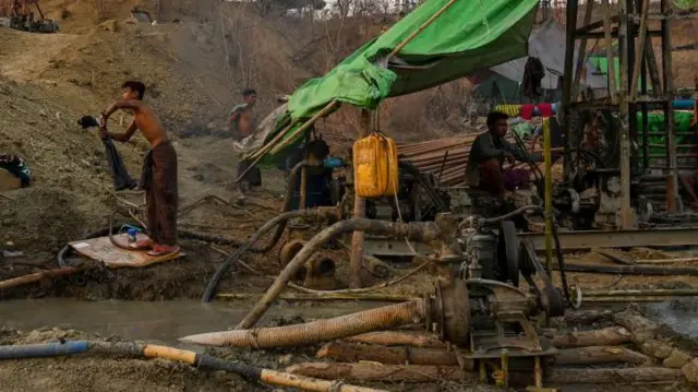 ပေါက်နဲ့မြိုင်အစပ်က ရေနံတွင်းတွေဟာ တစ်ရက်ကို သိန်း ၅၀၀ ကျော်ဝင်ငွေရှိနေပါတယ်။ (ပုံဟောင်း)