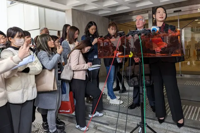 Edward Simon Middleton y a Tiffany Wong Wing Sze en una rueda de prensa.