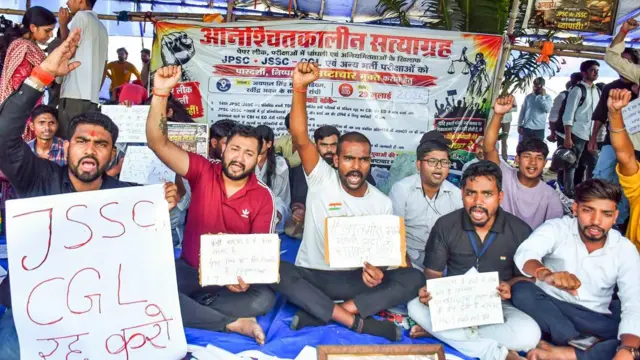 विद्यार्थी जेपीएससी और जेएसएससी परीक्षा रद्द करने की मांग कर रहे हैं
