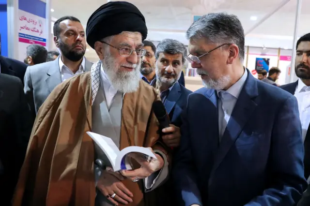 عباس صالحی در کنار علی خامنه‌ای هنگام بازدید از نمایشگاه کتاب بین‎‌المللی تهران 