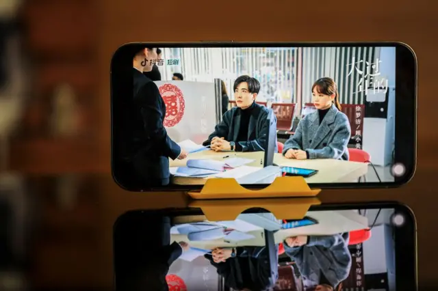 Zrzut ekranu miniserialu online wyświetlanego na telefonie za pośrednictwem platformy Douyin, należącej do chińskiego giganta technologicznego ByteDance.