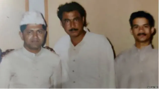 شاہ زیب کے والد نوید (بیچ میں)