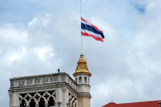 ทำเนียบรัฐบาลลดธงครึ่งเสาบนตึกไทยคู่ฟ้า 12 มิ.ย.