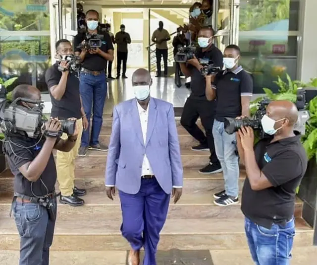 Valence Rwamukwaya arimo gutambuka asezerwa n'abo bakoranaga kuri RBA, bamufata amashusho na za 'camera', i Kigali, mu Rwanda, mu mwaka wa 2020. 