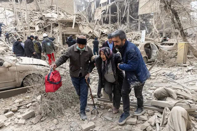 Tehrondagi hujumdan omon qolgan ayol qutqarilmoqda.