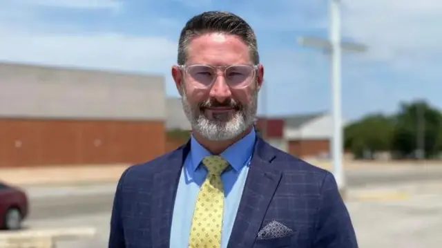 Mchungaji-Seneta Dusty Deevers anasema kuwa miundo ya mamlaka inahitaji kubadilika.