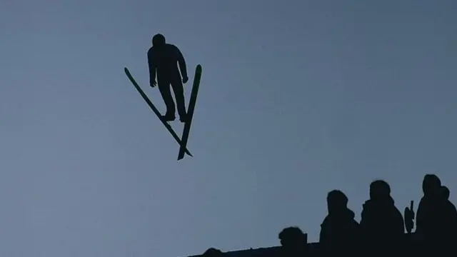 Лижник на фоні неба