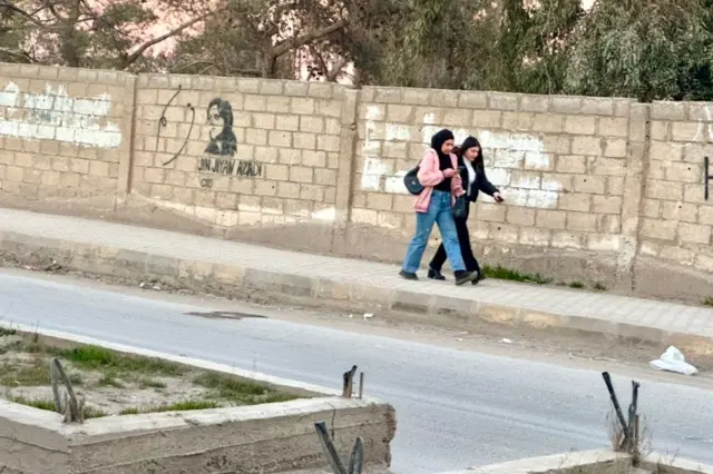 روی دیواری شعار ژن، ژیان، ئازادی/ زن، زندگی، آزادی نوشته شده.