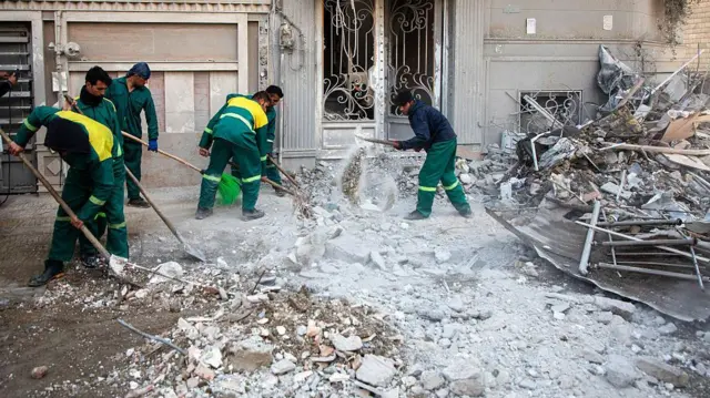 ইসরায়েলের ড্রোন হামলায় বিধ্বস্ত তেহরানের একটি ভবনে ধ্বংসস্তূপ পরিষ্কারের কাজ চলছে। ৩১শে মার্চ