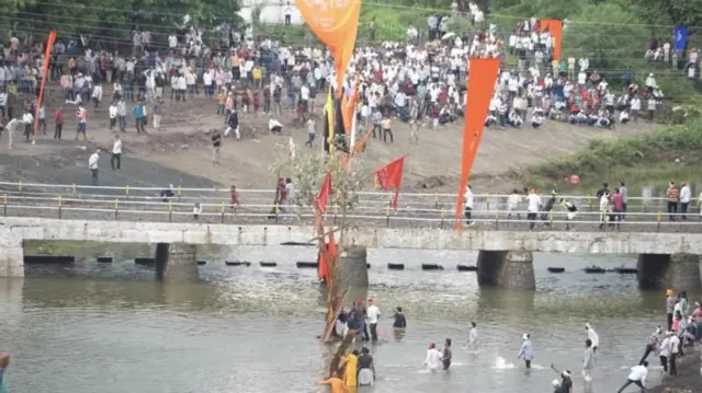 ஜாம் நதியின் நடுவில் பலாஷ் மரம் கொடியாக நடப்பட்டுள்ள காட்சி 