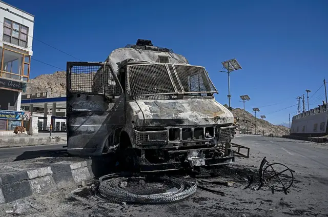 लद्दाखलाई राज्यको मान्यता दिनुपर्ने माग गर्दै भएको प्रदर्शनमा जलाइएको एक गाडी