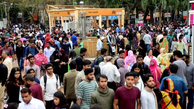 গ্রন্থমেলায় পাঠকদের ভিড়।