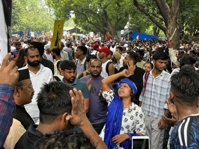 दुसऱ्या बाजूला, सोनम वांगचुक यांनी टिश्यू पेपरवर लिहिलेलं एक पत्र सकाळी सहा वाजता त्यांच्या इन्स्टाग्राम अकाऊंटवरून प्रसिद्ध करण्यात आलं आहे. त्यात त्यांनी तीन अटींवर उपोषण सोडण्याची तयारी दर्शवली आहे.