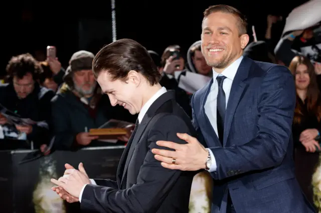 Charlie Hunnam y Tom Holland