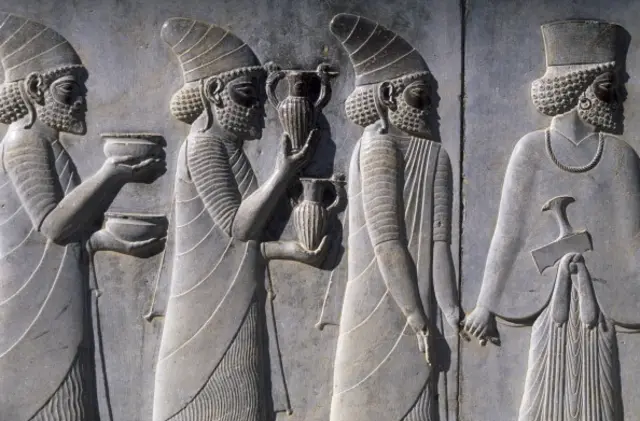 у Стародавній Персії учасниками параду були "вдячні" правителі завойованих персами країн зі своїми урядовцями і коштовними подарунками