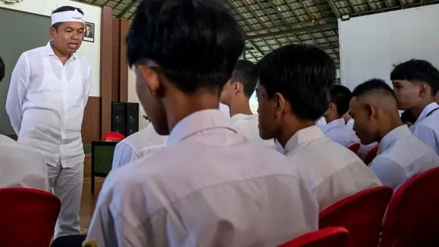 Gubernur Jawa Barat Dedi Mulyadi berbincang dengan sejumlah siswa di Dodik Bela Negara Rindam III Siliwangi, Lembang, Kabupaten Bandung Barat, Jawa Barat, Senin (05/05).