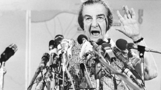 Fotomega sena da virada apostaspreto e branco mostra Golda Meir falando diantemega sena da virada apostasvários microfones da imprensa