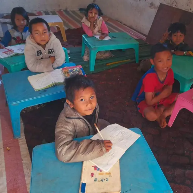 ကရင်နီက မြေအောက်စာသင်ခန်း 