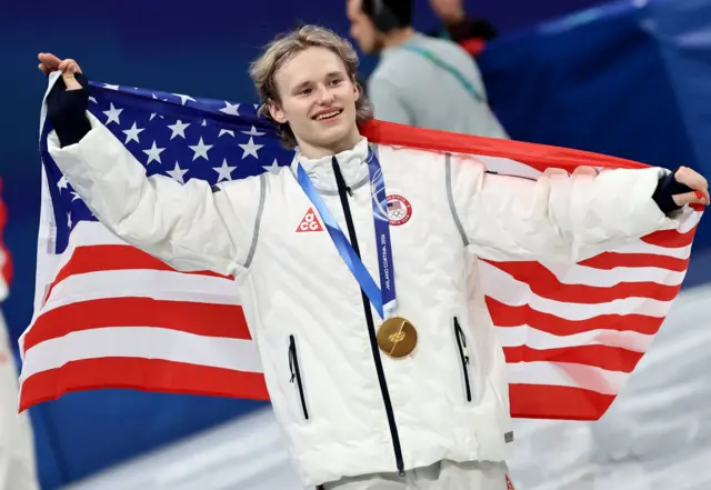 фигурист Илья Малинин (США) с американским флагом и медалью 