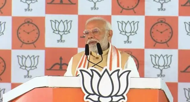 مہاراشٹر کے دھولے میں انتخابی جلسے سے خطاب کرتے ہوئے وزیر ا‏عظم مودی نے یہ باتیں کہیں