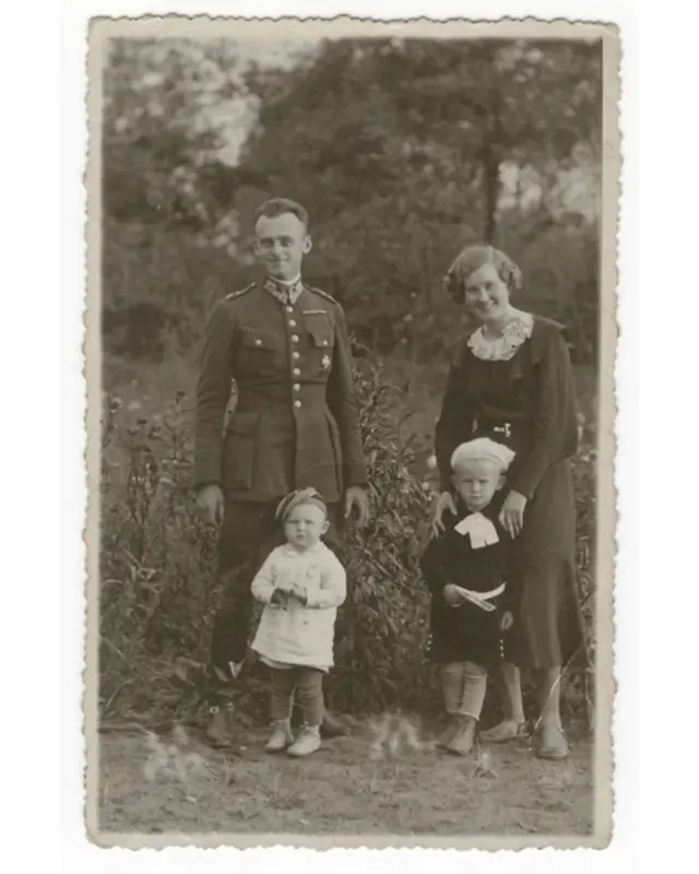 Fotobetano pagando por cadastropreto e brancobetano pagando por cadastroPilecki com a esposa e os dois filhos