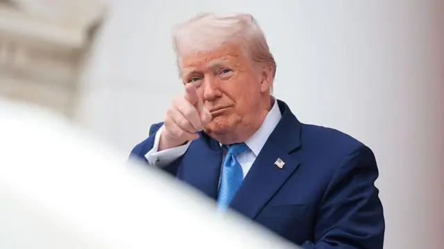 Donald Trump, menunjuk