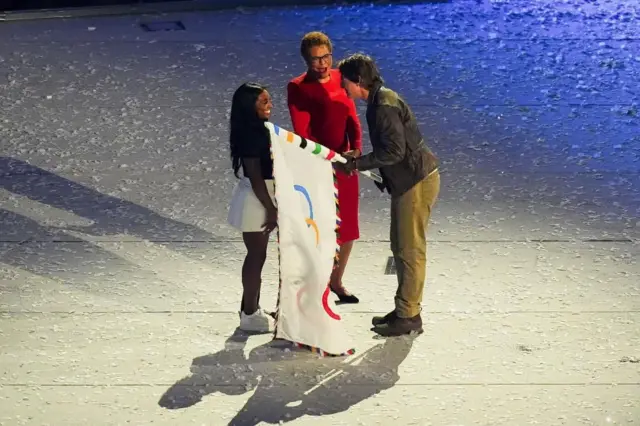 五輪旗をロサンゼルスのキャレン・バス市長や米体操代表のシモーン・バイルス選手から受け取ったクルーズさん