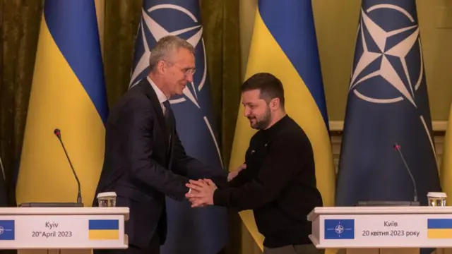 Володимир Зеленський і Генеральний секретар НАТО Єнс Столтенберг після спільної прес-конференції у Києві, квітень 2023 року