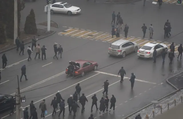 Демонстранттардын катары калыңдоодо