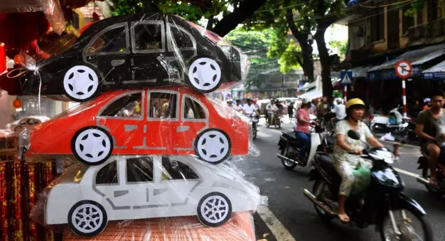 Một cửa hàng bán đồ mã tại Hà Nội