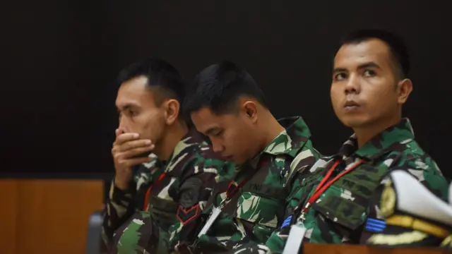 Tiga prajurit TNI AL terdakwa kasus pembunuhan bos rental mobil dan penadahan mobil, Kelasi Kepala Bambang Apri Atmojo (kanan), Sertu Akbar Adli (tengah), dan Sertu Rafsin Hermawan (kiri)
