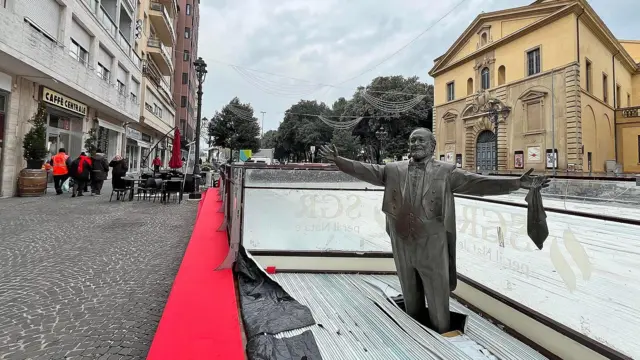 Posąg Pavarottiego otoczony lodowiskiem.