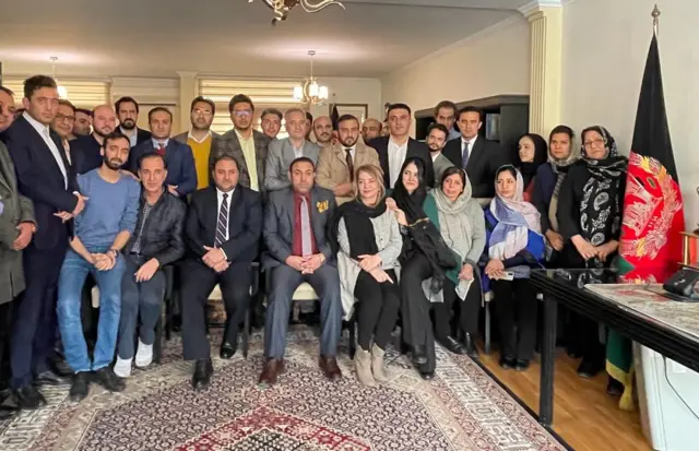 آخرین عکس دسته جمعی دیپلماتها و کارکنان دولت پیشین افغانستان در سفارت در تهران