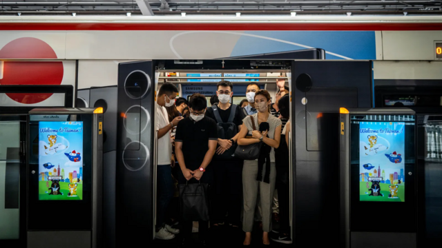 Pessoas usando máscara em um metrô