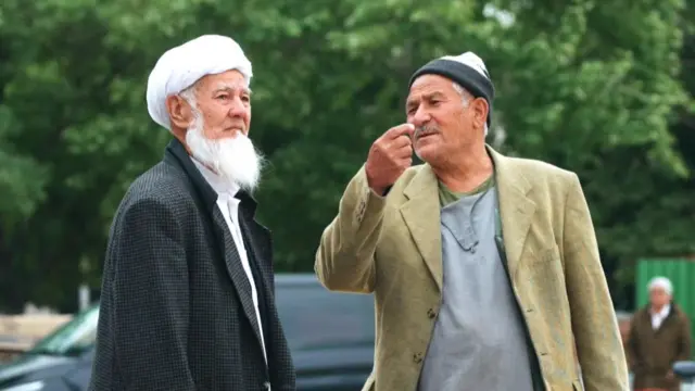 Two Ovakent residents having a conversation 