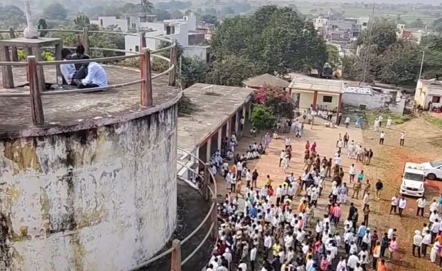 धनंजय देशमुख यांनी सोमवारी पाण्याच्या टाकीवर चढून आंदोलन केलं होतं.