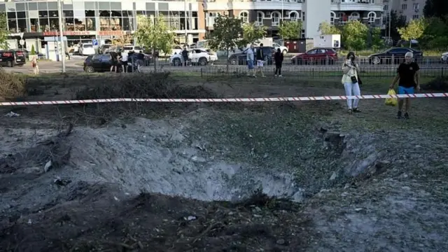 Воронка на месте удара ракеты в Киеве