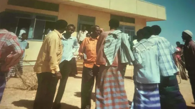 Miraad oo dad kula hadlaya magaalada Godey waa qofka shaatiga gaduudan qaba