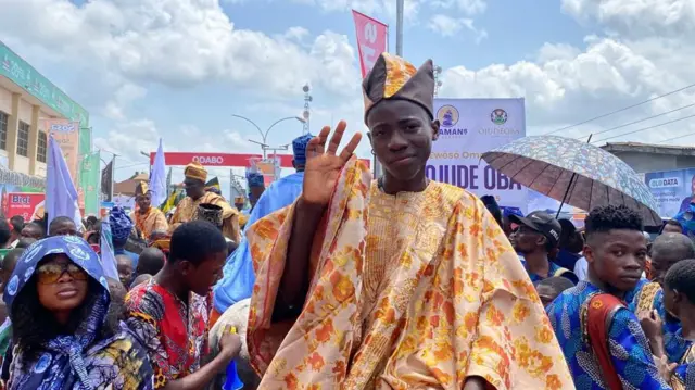 Aworan ọmọkunrin lori ẹsin