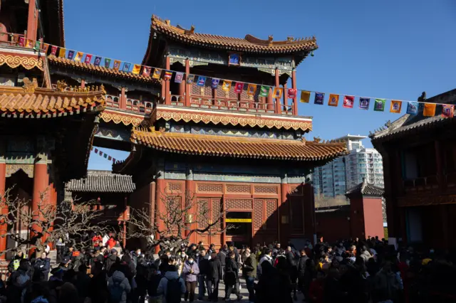 Люди возле буддийского храма