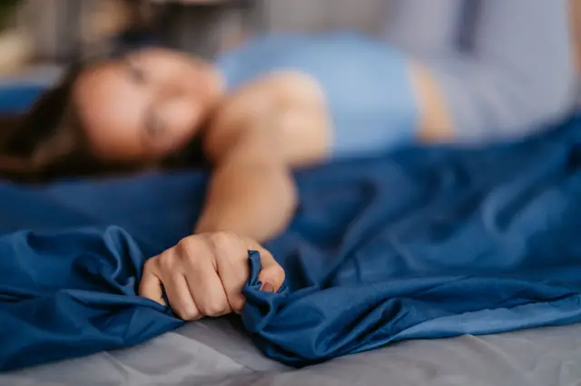 Ilustrasi perempuan di ranjang.