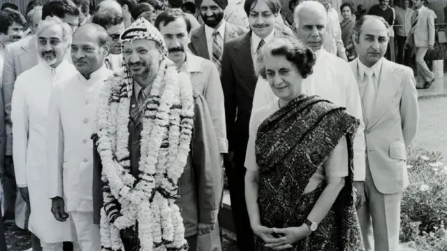 साल 1980 में यासिर अराफ़ात के साथ इंदिरा गांधी