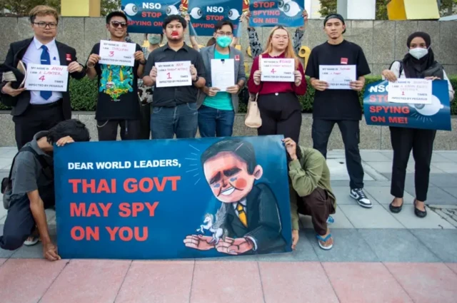 แกนนำและแนวร่วม “ราษฎร” บางส่วน เป็นโจทก์ยื่นฟ้องบริษัทเอ็นเอสโอต่อศาลแพ่ง โดยพวกเขาได้ชูป้ายข้อความที่ระบุถึงจำนวนครั้งในการถูกเพกาสซัสโจมตี