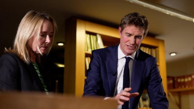 Tristram Hunt, diretor do V&A, com Katie Razzall da BBC