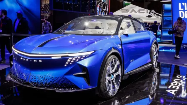 نمای جلوی کانسپت آلپین A390 در نمایشگاه خودروی پاریس