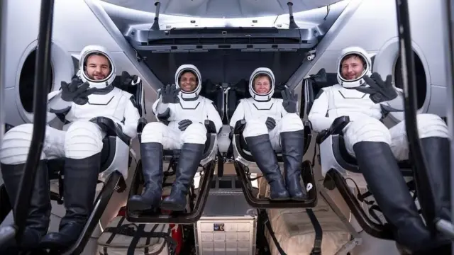 اکسیوم سپیس د پنجشنبې په ورځ د جون په ۲۶مه د اکس- ۴ ستوربېړۍ یو عکس شریک کړ چې عمله پکې لیدل کېږي. 