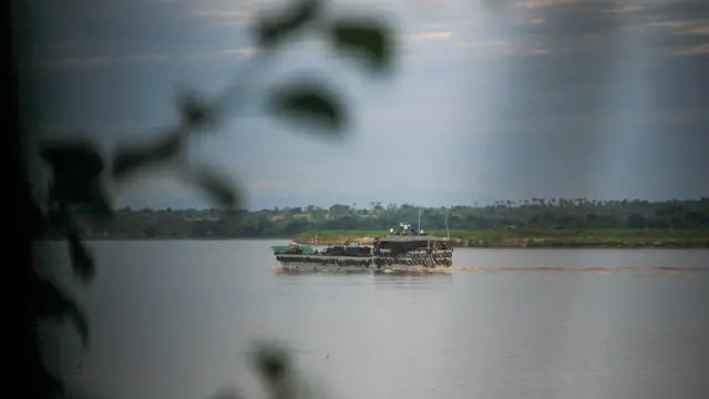 ဧရာဝတီမြစ်အတွင်းက စစ်ကောင်စီတပ်ရဲ့ ကမ်းထိုးရေယာဥ်တစ်စီး 