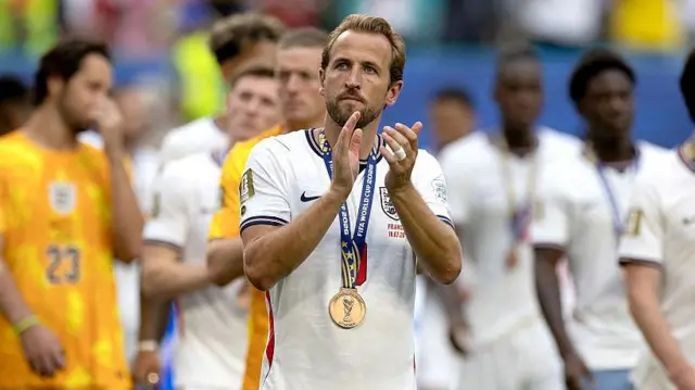 Harry Kane bronz madalyasıyla podyumda alkış tutarken