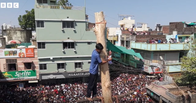 ગોળ ગધેડા મેળો શું છે, આદિવાસી મેળો પરંપરા, યુવકો ગધેડા બને, બીબીસી ગુજરાતી 