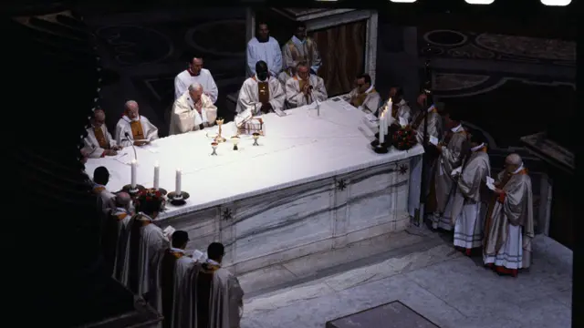 Varios cardenales rodean al papa Juan Pablo II en una misa.